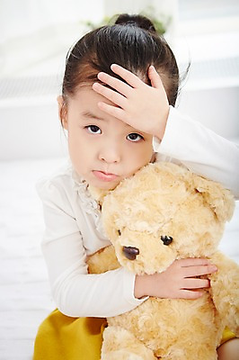 포토 JPG 여자 어린이 인형 실내 한명 사람 동양인 손짓 상반신 앞모습 유치원생 곰인형 고통 한국인 질병 감기 여자만 여자한명만 어린이만 소녀만 소녀한명만 국내포토 1 감정 뷰포인트 의학 모션 인종 내부 파일형식