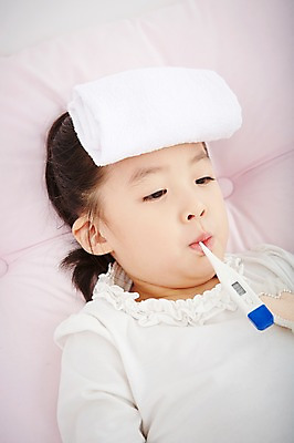 포토 JPG 여자 어린이 실내 한명 사람 동양인 상반신 눕기 유치원생 고통 한국인 질병 온도계 체온계 물기 감기 물수건 체온측정 여자만 여자한명만 어린이만 소녀만 소녀한명만 국내포토 1 감정 의학 모션 인종 내부 측정 파일형식