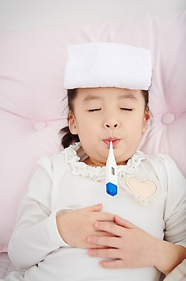 포토 JPG 여자 어린이 실내 한명 사람 동양인 상반신 앞모습 눕기 눈감음 유치원생 고통 한국인 질병 온도계 체온계 물기 감기 손모으기 물수건 체온측정 여자만 여자한명만 어린이만 소녀만 소녀한명만 국내포토 1 감정 뷰포인트 의학 모션 인종 손짓 내부 측정 파일형식