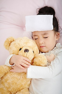 포토 JPG 여자 어린이 인형 안기 실내 한명 사람 동양인 상반신 앞모습 눕기 눈감음 유치원생 곰인형 고통 한국인 질병 감기 물수건 여자만 여자한명만 어린이만 소녀만 소녀한명만 국내포토 1 감정 뷰포인트 의학 모션 인종 내부 파일형식