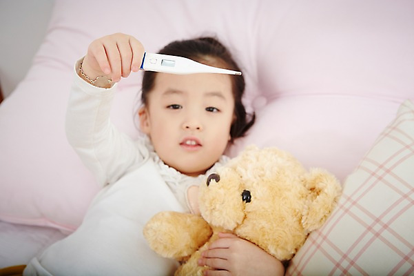 포토 JPG 여자 어린이 인형 안기 실내 한명 들기 사람 동양인 상반신 아웃포커스 눕기 유치원생 곰인형 고통 한국인 질병 온도계 체온계 감기 체온측정 여자만 여자한명만 어린이만 소녀만 소녀한명만 국내포토 1 감정 의학 모션 촬영기법 인종 내부 측정 파일형식