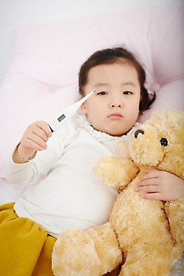 포토 JPG 여자 어린이 인형 안기 실내 한명 들기 사람 동양인 상반신 눕기 유치원생 곰인형 고통 한국인 질병 온도계 체온계 감기 체온측정 여자만 여자한명만 어린이만 소녀만 소녀한명만 국내포토 1 감정 의학 모션 인종 내부 측정 파일형식