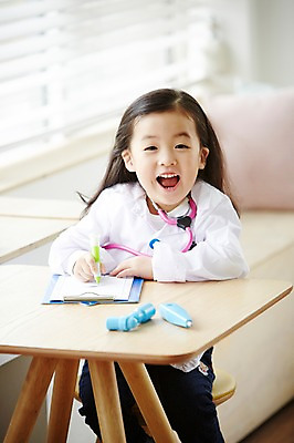 포토 JPG 직업 여자 어린이 의학 청진기 탁자 실내 한명 웃음 사람 앉기 동양인 상반신 앞모습 아웃포커스 유치원생 한국인 의사 의료용품 의사가운 체험학습 체험 즐거움 열정 장래희망 직업체험 서류판 여자만 여자한명만 어린이만 소녀만 소녀한명만 국내포토 1 감정 뷰포인트 가구 컨셉 의료기기 모션 촬영기법 표정 인종 내부 사무용품 의료진 가운 파일형식