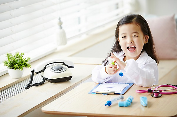 포토 JPG 직업 여자 어린이 의학 청진기 실내 한명 웃음 사람 동양인 상반신 앞모습 아웃포커스 유치원생 한국인 의사 의료용품 의사가운 체험학습 체험 전화기 즐거움 열정 장래희망 직업체험 서류판 여자만 여자한명만 어린이만 소녀만 소녀한명만 국내포토 1 감정 뷰포인트 컨셉 의료기기 촬영기법 표정 인종 내부 사무용품 의료진 가운 파일형식