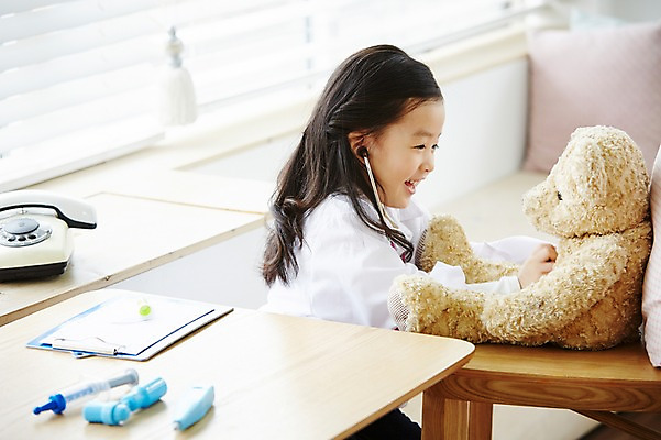 포토 JPG 직업 여자 어린이 인형 청진기 실내 한명 웃음 사람 동양인 상반신 옆모습 유치원생 곰인형 진료 한국인 의사 의사가운 체험학습 체험 즐거움 열정 장래희망 직업체험 여자만 여자한명만 어린이만 소녀만 소녀한명만 국내포토 1 감정 뷰포인트 컨셉 의학 의료기기 표정 인종 내부 의료진 가운 파일형식