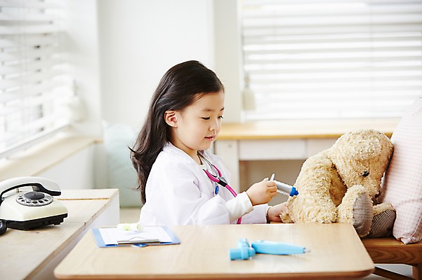 포토 JPG 직업 여자 어린이 인형 청진기 실내 주사기 한명 들기 사람 동양인 상반신 옆모습 치료 유치원생 곰인형 진료 한국인 의사 의사가운 체험학습 체험 즐거움 열정 장래희망 직업체험 여자만 여자한명만 어린이만 소녀만 소녀한명만 국내포토 1 감정 뷰포인트 컨셉 의학 의료기기 모션 인종 내부 의료진 가운 파일형식