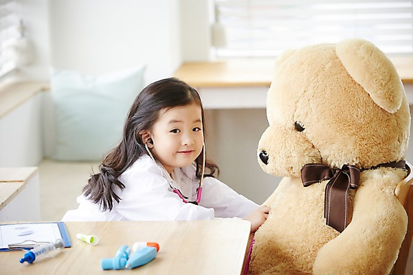 포토 JPG 직업 여자 어린이 인형 의학 청진기 실내 한명 사람 동양인 상반신 옆모습 유치원생 곰인형 진료 한국인 의사 의사가운 체험학습 체험 즐거움 열정 장래희망 직업체험 여자만 여자한명만 어린이만 소녀만 소녀한명만 국내포토 1 감정 뷰포인트 컨셉 의료기기 인종 내부 의료진 가운 파일형식