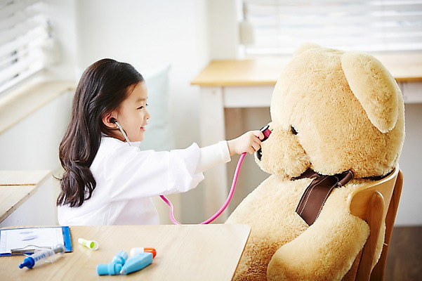 포토 JPG 직업 여자 어린이 인형 의학 청진기 실내 한명 들기 사람 동양인 상반신 옆모습 유치원생 곰인형 진료 한국인 의사 의사가운 체험학습 체험 즐거움 열정 장래희망 직업체험 여자만 여자한명만 어린이만 소녀만 소녀한명만 국내포토 1 감정 뷰포인트 컨셉 의료기기 모션 인종 내부 의료진 가운 파일형식