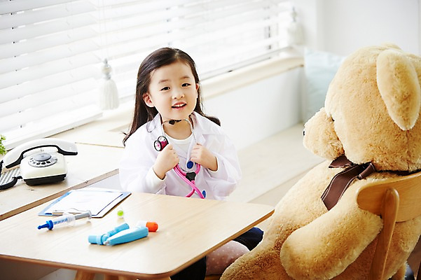 포토 JPG 직업 여자 어린이 인형 의학 청진기 실내 한명 사람 앉기 동양인 상반신 유치원생 곰인형 진료 한국인 의사 의사가운 체험학습 체험 즐거움 열정 장래희망 직업체험 여자만 여자한명만 어린이만 소녀만 소녀한명만 국내포토 1 감정 컨셉 의료기기 모션 인종 내부 의료진 가운 파일형식