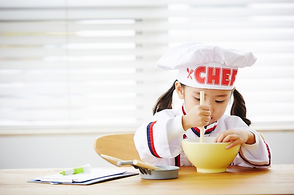 포토 JPG 직업 그릇 여자 어린이 주방용품 실내 요리사모자 요리 한명 사람 동양인 상반신 앞모습 요리사 유치원생 한국인 체험학습 체험 프라이팬 조리복 즐거움 열정 장래희망 직업체험 서류판 믹싱볼 여자만 여자한명만 어린이만 소녀만 소녀한명만 국내포토 모자_잡화 1 식기 감정 뷰포인트 생활용품 컨셉 유니폼 인종 내부 사무용품 파일형식