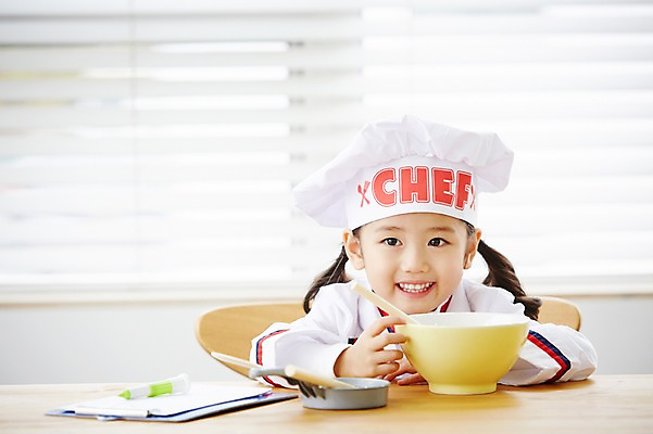 포토 JPG 직업 그릇 여자 어린이 주방용품 실내 요리사모자 한명 웃음 사람 동양인 상반신 앞모습 요리사 유치원생 한국인 체험학습 체험 프라이팬 조리복 즐거움 열정 장래희망 직업체험 서류판 믹싱볼 여자만 여자한명만 어린이만 소녀만 소녀한명만 국내포토 모자_잡화 1 식기 감정 뷰포인트 생활용품 컨셉 유니폼 표정 인종 내부 사무용품 파일형식