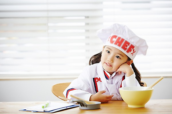 포토 JPG 직업 그릇 여자 어린이 주방용품 실내 요리사모자 한명 사람 동양인 상반신 앞모습 요리사 턱괴기 유치원생 한국인 체험학습 체험 프라이팬 조리복 즐거움 고민 열정 장래희망 주걱 직업체험 서류판 믹싱볼 여자만 여자한명만 어린이만 소녀만 소녀한명만 국내포토 모자_잡화 1 식기 감정 뷰포인트 생활용품 컨셉 유니폼 모션 인종 내부 사무용품 파일형식
