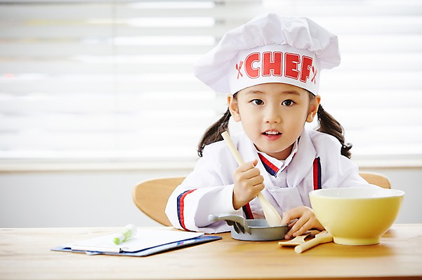 포토 JPG 직업 그릇 여자 어린이 주방용품 실내 요리사모자 요리 한명 사람 동양인 상반신 앞모습 요리사 유치원생 한국인 체험학습 체험 프라이팬 조리복 즐거움 열정 장래희망 주걱 직업체험 서류판 믹싱볼 여자만 여자한명만 어린이만 소녀만 소녀한명만 국내포토 모자_잡화 1 식기 감정 뷰포인트 생활용품 컨셉 유니폼 인종 내부 사무용품 파일형식