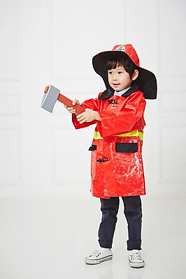 포토 JPG 전신 직업 남자 어린이 유니폼 실내 한명 서기 들기 사람 동양인 유치원생 한국인 체험학습 체험 소방관 즐거움 열정 장래희망 도끼 직업체험 남자만 남자한명만 어린이만 소년만 소년한명만 국내포토 1 옷 감정 컨셉 모션 인종 내부 구조원 소방 파일형식