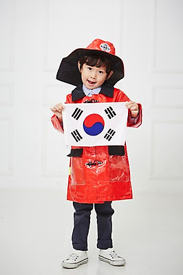 포토 JPG 전신 직업 남자 어린이 유니폼 실내 한명 서기 들기 사람 동양인 앞모습 유치원생 한국인 체험학습 체험 태극기 소방관 즐거움 열정 장래희망 직업체험 남자만 남자한명만 어린이만 소년만 소년한명만 국내포토 1 옷 감정 뷰포인트 컨셉 모션 인종 내부 국기 구조원 소방 파일형식