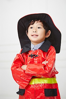 포토 JPG 직업 남자 어린이 유니폼 실내 한명 서기 사람 동양인 상반신 앞모습 팔짱 유치원생 한국인 체험학습 체험 소방관 즐거움 열정 장래희망 직업체험 남자만 남자한명만 어린이만 소년만 소년한명만 국내포토 1 옷 감정 뷰포인트 컨셉 모션 인종 내부 구조원 소방 파일형식