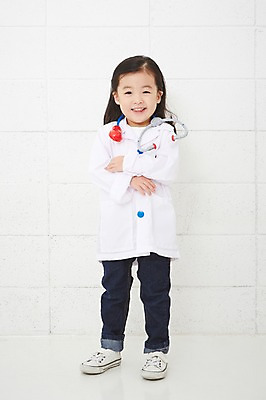포토 JPG 전신 직업 여자 어린이 의학 청진기 실내 한명 서기 웃음 사람 동양인 앞모습 팔짱 유치원생 한국인 의사 의사가운 체험학습 체험 즐거움 열정 장래희망 직업체험 여자만 여자한명만 어린이만 소녀만 소녀한명만 국내포토 1 감정 뷰포인트 컨셉 의료기기 모션 표정 인종 내부 의료진 가운 파일형식