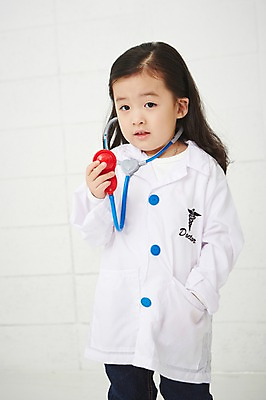 포토 JPG 직업 여자 어린이 의학 청진기 실내 한명 서기 들기 사람 동양인 상반신 앞모습 유치원생 한국인 의사 의사가운 체험학습 체험 즐거움 주머니손 열정 장래희망 직업체험 여자만 여자한명만 어린이만 소녀만 소녀한명만 국내포토 1 감정 뷰포인트 컨셉 의료기기 모션 인종 내부 의료진 가운 파일형식