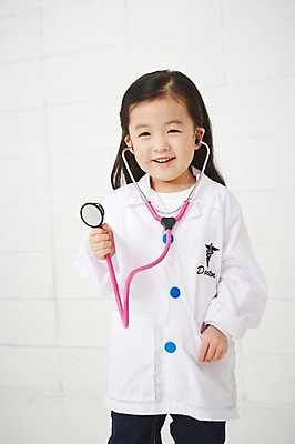 포토 JPG 직업 여자 어린이 의학 청진기 실내 한명 서기 웃음 들기 사람 동양인 상반신 앞모습 유치원생 한국인 의사 의사가운 체험학습 체험 즐거움 열정 장래희망 직업체험 여자만 여자한명만 어린이만 소녀만 소녀한명만 국내포토 1 감정 뷰포인트 컨셉 의료기기 모션 표정 인종 내부 의료진 가운 파일형식