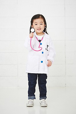 포토 JPG 전신 직업 여자 어린이 의학 청진기 실내 한명 서기 웃음 들기 사람 동양인 앞모습 유치원생 한국인 의사 의사가운 체험학습 체험 즐거움 열정 장래희망 직업체험 여자만 여자한명만 어린이만 소녀만 소녀한명만 국내포토 1 감정 뷰포인트 컨셉 의료기기 모션 표정 인종 내부 의료진 가운 파일형식