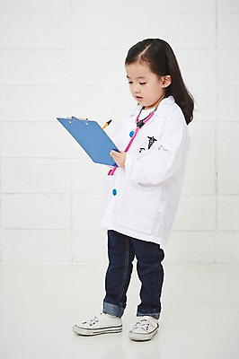 포토 JPG 전신 직업 여자 어린이 의학 청진기 실내 한명 서기 들기 사람 동양인 옆모습 유치원생 한국인 의사 의사가운 체험학습 체험 즐거움 열정 장래희망 직업체험 서류판 여자만 여자한명만 어린이만 소녀만 소녀한명만 국내포토 1 감정 뷰포인트 컨셉 의료기기 모션 인종 내부 사무용품 의료진 가운 파일형식