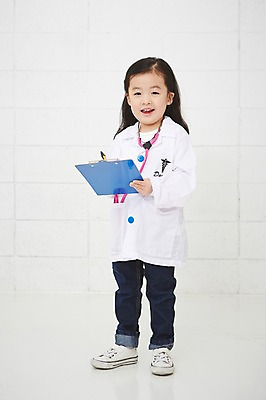 포토 JPG 전신 직업 여자 어린이 의학 청진기 실내 한명 서기 웃음 들기 사람 동양인 앞모습 유치원생 한국인 의사 의사가운 체험학습 체험 즐거움 열정 장래희망 직업체험 서류판 여자만 여자한명만 어린이만 소녀만 소녀한명만 국내포토 1 감정 뷰포인트 컨셉 의료기기 모션 표정 인종 내부 사무용품 의료진 가운 파일형식