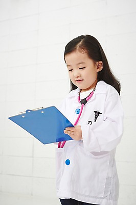 포토 JPG 직업 여자 어린이 의학 청진기 실내 한명 서기 들기 사람 동양인 상반신 유치원생 한국인 의사 의사가운 체험학습 체험 즐거움 열정 장래희망 직업체험 서류판 여자만 여자한명만 어린이만 소녀만 소녀한명만 국내포토 1 감정 컨셉 의료기기 모션 인종 내부 사무용품 의료진 가운 파일형식