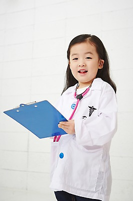 포토 JPG 직업 여자 어린이 의학 청진기 실내 한명 서기 들기 사람 동양인 상반신 유치원생 한국인 의사 의사가운 체험학습 체험 즐거움 열정 장래희망 직업체험 서류판 여자만 여자한명만 어린이만 소녀만 소녀한명만 국내포토 1 감정 컨셉 의료기기 모션 인종 내부 사무용품 의료진 가운 파일형식