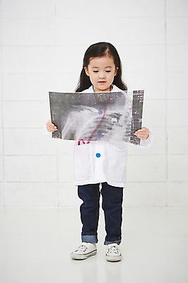 포토 JPG 전신 직업 여자 어린이 의학 청진기 엑스레이 실내 한명 서기 들기 사람 동양인 앞모습 유치원생 한국인 의사 의사가운 체험학습 체험 즐거움 열정 장래희망 직업체험 여자만 여자한명만 어린이만 소녀만 소녀한명만 국내포토 1 감정 뷰포인트 컨셉 의료기기 모션 인종 내부 의료진 가운 파일형식