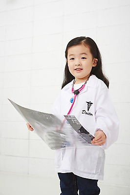 포토 JPG 직업 여자 어린이 의학 청진기 엑스레이 실내 한명 서기 들기 사람 동양인 상반신 유치원생 한국인 의사 의사가운 체험학습 체험 즐거움 열정 장래희망 직업체험 여자만 여자한명만 어린이만 소녀만 소녀한명만 국내포토 1 감정 컨셉 의료기기 모션 인종 내부 의료진 가운 파일형식