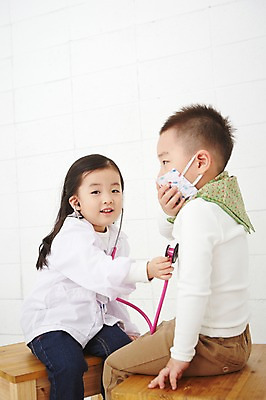 포토 JPG 직업 여자 남자 어린이 의학 청진기 실내 마스크 사람 앉기 동양인 상반신 두명 유치원생 진료 한국인 환자 의사 의사가운 체험학습 체험 즐거움 열정 장래희망 마주앉기 직업체험 어린이만 국내포토 감정 컨셉 의료기기 모션 인종 내부 의료진 가운 파일형식