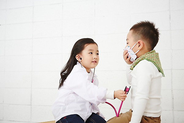 포토 JPG 직업 여자 남자 어린이 의학 청진기 실내 마스크 사람 앉기 동양인 상반신 두명 옆모습 유치원생 진료 한국인 환자 의사 의사가운 체험학습 체험 즐거움 열정 장래희망 마주앉기 직업체험 어린이만 국내포토 감정 뷰포인트 컨셉 의료기기 모션 인종 내부 의료진 가운 파일형식