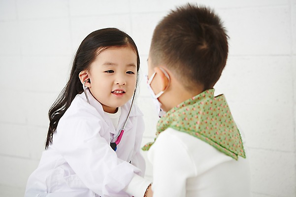 포토 JPG 직업 여자 남자 어린이 의학 청진기 실내 마스크 사람 동양인 상반신 두명 유치원생 진료 한국인 환자 의사 의사가운 체험학습 체험 즐거움 열정 장래희망 직업체험 어린이만 국내포토 감정 컨셉 의료기기 인종 내부 의료진 가운 파일형식