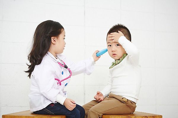 포토 JPG 직업 여자 남자 어린이 의학 청진기 실내 들기 사람 앉기 동양인 손짓 상반신 두명 옆모습 유치원생 진료 한국인 환자 의사 의사가운 체험학습 체험 온도계 체온계 즐거움 열정 장래희망 마주앉기 직업체험 어린이만 국내포토 감정 뷰포인트 컨셉 의료기기 모션 인종 내부 의료진 가운 파일형식