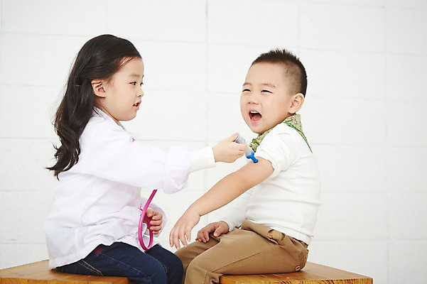 포토 JPG 직업 여자 남자 어린이 청진기 실내 주사기 들기 사람 앉기 동양인 상반신 두명 옆모습 치료 유치원생 진료 한국인 환자 의사 의사가운 체험학습 체험 즐거움 열정 장래희망 마주앉기 직업체험 어린이만 국내포토 감정 뷰포인트 컨셉 의학 의료기기 모션 인종 내부 의료진 가운 파일형식