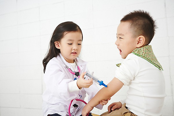 포토 JPG 직업 여자 남자 어린이 청진기 실내 주사기 들기 사람 앉기 동양인 상반신 두명 옆모습 치료 유치원생 진료 한국인 환자 의사 의사가운 체험학습 체험 즐거움 열정 장래희망 직업체험 어린이만 국내포토 감정 뷰포인트 컨셉 의학 의료기기 모션 인종 내부 의료진 가운 파일형식