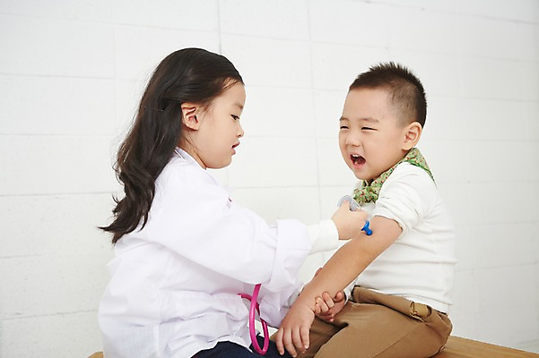 포토 JPG 직업 여자 남자 어린이 청진기 실내 주사기 들기 사람 앉기 동양인 상반신 두명 옆모습 치료 유치원생 진료 한국인 환자 의사 의사가운 체험학습 체험 즐거움 열정 장래희망 마주앉기 직업체험 어린이만 국내포토 감정 뷰포인트 컨셉 의학 의료기기 모션 인종 내부 의료진 가운 파일형식