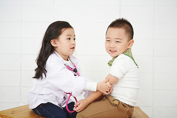 포토 JPG 직업 여자 남자 어린이 의학 청진기 실내 사람 앉기 동양인 상반신 두명 옆모습 유치원생 진료 한국인 환자 의사 의사가운 체험학습 체험 즐거움 열정 장래희망 마주앉기 직업체험 어린이만 국내포토 감정 뷰포인트 컨셉 의료기기 모션 인종 내부 의료진 가운 파일형식