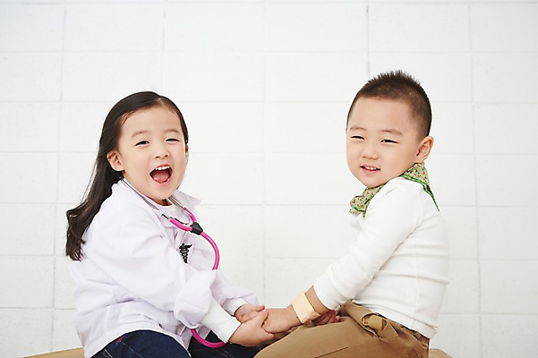 포토 JPG 직업 여자 남자 어린이 의학 청진기 실내 사람 앉기 동양인 상반신 두명 옆모습 손잡기 유치원생 진료 한국인 환자 의사 의사가운 체험학습 체험 즐거움 열정 장래희망 마주앉기 직업체험 어린이만 국내포토 감정 뷰포인트 컨셉 의료기기 모션 인종 내부 의료진 가운 파일형식