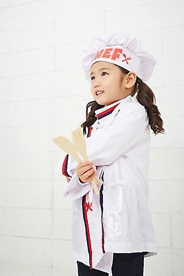포토 JPG 직업 여자 어린이 주방용품 실내 요리사모자 한명 서기 들기 사람 동양인 상반신 옆모습 팔짱 요리사 유치원생 한국인 체험학습 체험 조리복 즐거움 열정 장래희망 직업체험 여자만 여자한명만 어린이만 소녀만 소녀한명만 국내포토 모자_잡화 1 감정 뷰포인트 생활용품 컨셉 유니폼 모션 인종 내부 파일형식