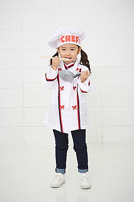 포토 JPG 전신 직업 여자 어린이 주방용품 실내 요리사모자 한명 서기 들기 사람 동양인 앞모습 요리사 유치원생 한국인 체험학습 체험 프라이팬 조리복 먹기 즐거움 열정 장래희망 주걱 직업체험 여자만 여자한명만 어린이만 소녀만 소녀한명만 국내포토 모자_잡화 1 감정 뷰포인트 생활용품 컨셉 유니폼 모션 인종 내부 파일형식