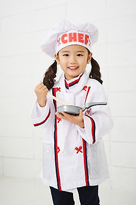 포토 JPG 직업 여자 어린이 주방용품 실내 요리사모자 요리 한명 서기 웃음 들기 사람 동양인 상반신 앞모습 요리사 유치원생 한국인 체험학습 체험 프라이팬 조리복 즐거움 열정 장래희망 직업체험 여자만 여자한명만 어린이만 소녀만 소녀한명만 국내포토 모자_잡화 1 감정 뷰포인트 생활용품 컨셉 유니폼 모션 표정 인종 내부 파일형식