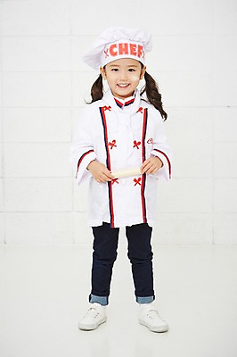 포토 JPG 전신 직업 여자 어린이 허리손 실내 요리사모자 한명 서기 웃음 사람 동양인 앞모습 요리사 유치원생 한국인 체험학습 체험 조리복 즐거움 열정 장래희망 직업체험 여자만 여자한명만 어린이만 소녀만 소녀한명만 국내포토 모자_잡화 1 감정 뷰포인트 포즈 컨셉 유니폼 모션 표정 인종 내부 파일형식