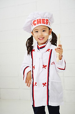 포토 JPG 직업 여자 어린이 허리손 실내 요리사모자 한명 서기 웃음 들기 사람 동양인 상반신 앞모습 요리사 유치원생 한국인 체험학습 체험 조리복 즐거움 열정 장래희망 밀대 직업체험 여자만 여자한명만 어린이만 소녀만 소녀한명만 국내포토 모자_잡화 1 감정 뷰포인트 포즈 컨셉 유니폼 모션 주방용품 표정 인종 내부 파일형식