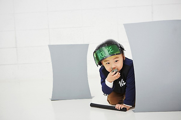 포토 JPG 직업 남자 어린이 엎드리기 실내 숙이기 한명 들기 사람 동양인 상반신 유치원생 한국인 체험학습 체험 수비 경찰 헬멧 즐거움 열정 장래희망 무전기 직업체험 경광봉 무전 남자만 남자한명만 어린이만 소년만 소년한명만 국내포토 1 감정 포즈 컨셉 통신 모션 무선통신 인종 내부 보호장비 파일형식