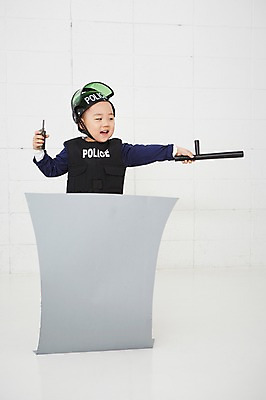 포토 JPG 직업 남자 어린이 실내 한명 들기 사람 동양인 상반신 앞모습 유치원생 한국인 체험학습 체험 수비 경찰 헬멧 즐거움 열정 장래희망 무전기 직업체험 경광봉 남자만 남자한명만 어린이만 소년만 소년한명만 국내포토 1 감정 뷰포인트 컨셉 모션 무선통신 인종 내부 보호장비 파일형식