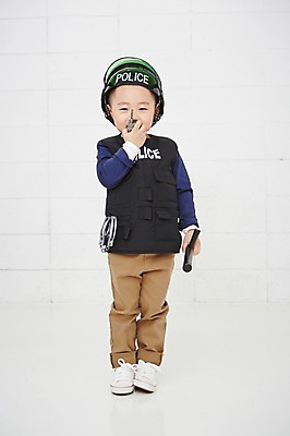 포토 JPG 전신 직업 남자 어린이 실내 한명 서기 들기 사람 동양인 앞모습 유치원생 한국인 체험학습 체험 경찰 헬멧 수갑 즐거움 열정 장래희망 무전기 직업체험 무전 남자만 남자한명만 어린이만 소년만 소년한명만 국내포토 1 감정 뷰포인트 컨셉 통신 모션 무선통신 인종 내부 보호장비 파일형식