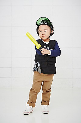 포토 JPG 전신 직업 남자 어린이 실내 한명 서기 들기 사람 동양인 앞모습 유치원생 한국인 체험학습 체험 경찰 헬멧 폭탄 수갑 즐거움 열정 장래희망 직업체험 경찰봉 수류탄 남자만 남자한명만 어린이만 소년만 소년한명만 국내포토 1 감정 무기 뷰포인트 컨셉 모션 인종 내부 보호장비 폭발물 파일형식