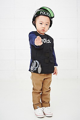 포토 JPG 전신 직업 남자 어린이 실내 한명 서기 사람 동양인 손짓 앞모습 유치원생 한국인 금지 체험학습 체험 경찰 헬멧 폭탄 수갑 즐거움 열정 장래희망 직업체험 수류탄 남자만 남자한명만 어린이만 소년만 소년한명만 국내포토 1 감정 무기 뷰포인트 컨셉 모션 인종 내부 보호장비 폭발물 파일형식