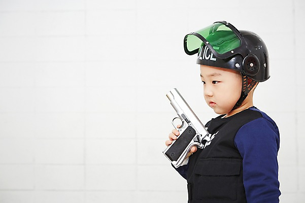 포토 JPG 직업 남자 무기 어린이 실내 한명 들기 사람 동양인 상반신 옆모습 유치원생 총 한국인 체험학습 체험 경찰 헬멧 즐거움 열정 장래희망 직업체험 남자만 남자한명만 어린이만 소년만 소년한명만 국내포토 1 감정 뷰포인트 컨셉 모션 인종 내부 보호장비 파일형식